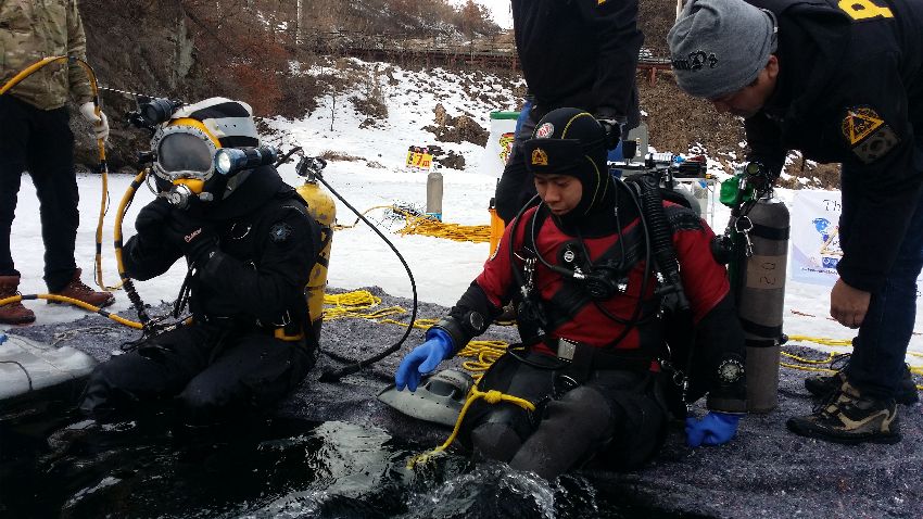 korea ice diving festival 2015