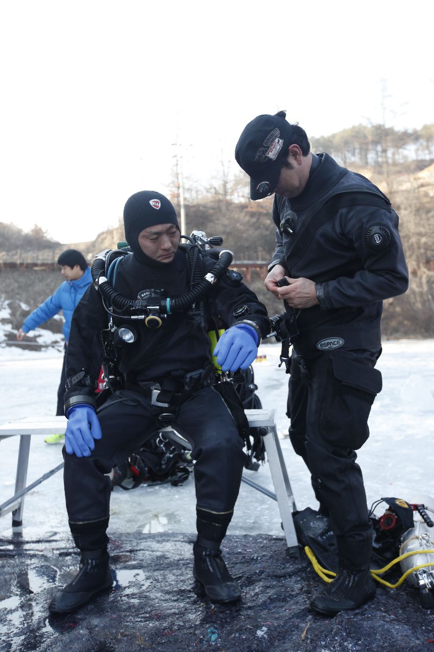 korea ice diving festival january 2015